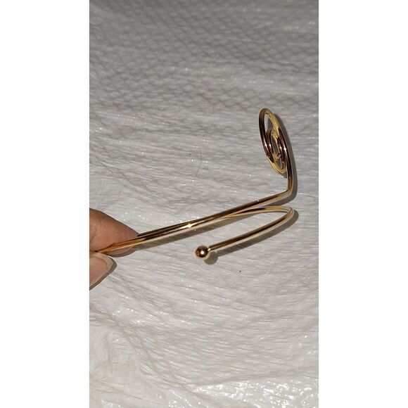 A Gold Tone Women's Arm Band Swirled Romanesque Metalwork Elegant Statement - Picture 5 of 6